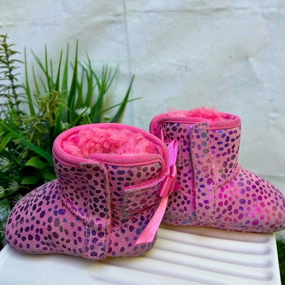 UGG
Kid's Jesse Bow II Spots
Pink Rose SPARKLE SUEDE
Size: 0/1 (0-6 Months) - Picture 13 of 16